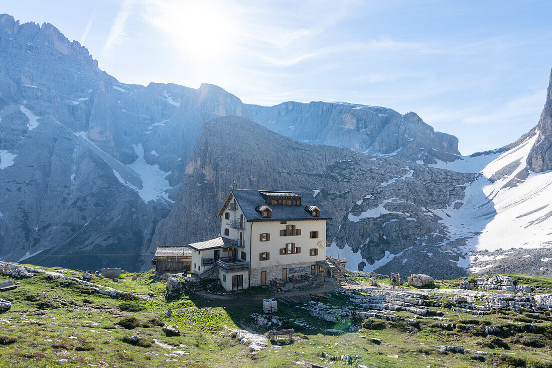 Rifugio Zsigmondy Comici hut in summer, Sesto Dolomites, South Tyrol, Italy