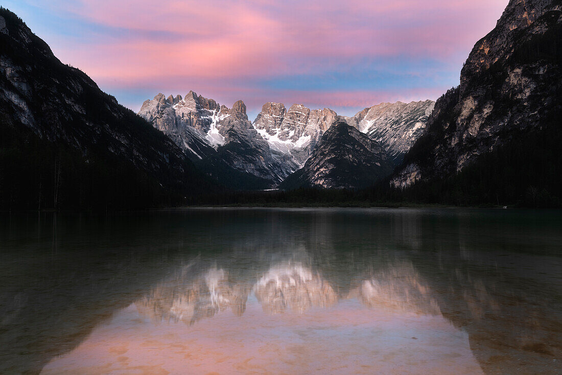 Sonnenaufgang über den Gipfeln von Cristallo und Popena, die sich im Landrosee spiegeln, Dolomiten, Provinz Bozen, Südtirol, Italien