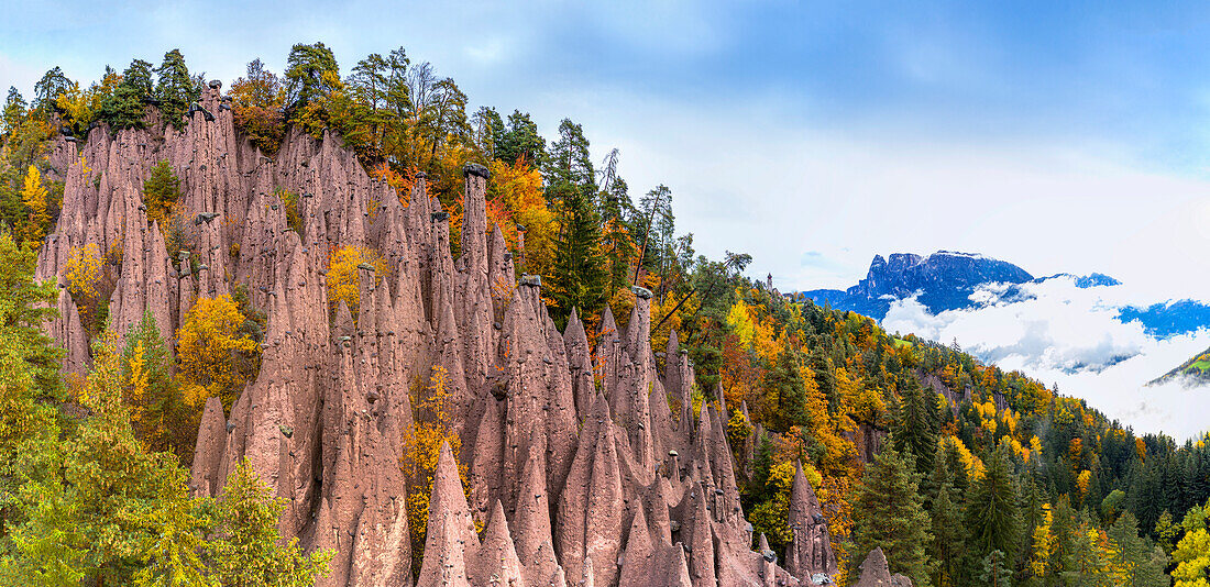 Felsspitzen der Erdpyramiden zwischen den Herbstbäumen, Longomoso, Rittner, Bozen, Südtirol, Italien