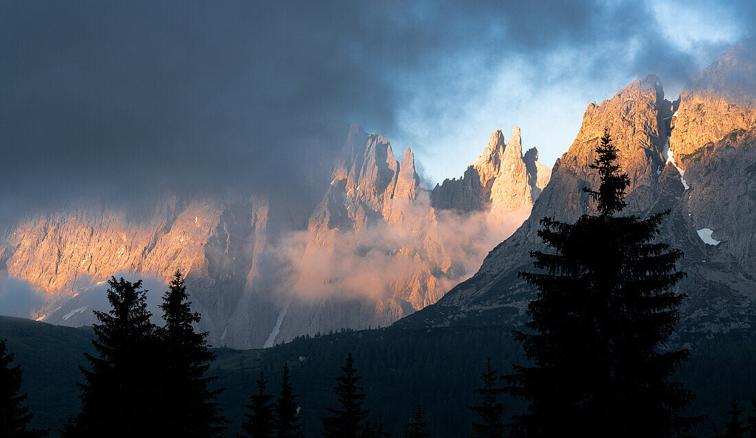 Nebel bei Sonnenaufgang über den Bergen der Popera-Gruppe und Selvapiana im Sommer, Sextner Dolomiten, Südtirol, Italien