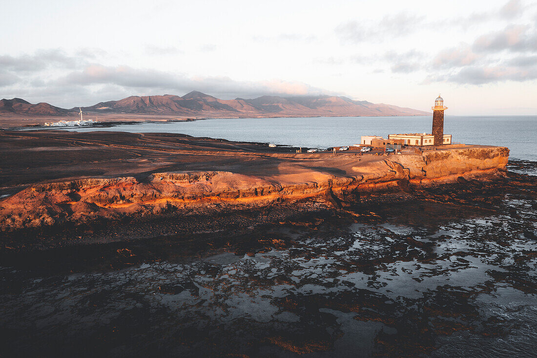 Leuchtturm Punta Jandia (Faro de la Lola) bei Sonnenuntergang, Halbinsel Jandia, Fuerteventura, Kanarische Inseln, Spanien