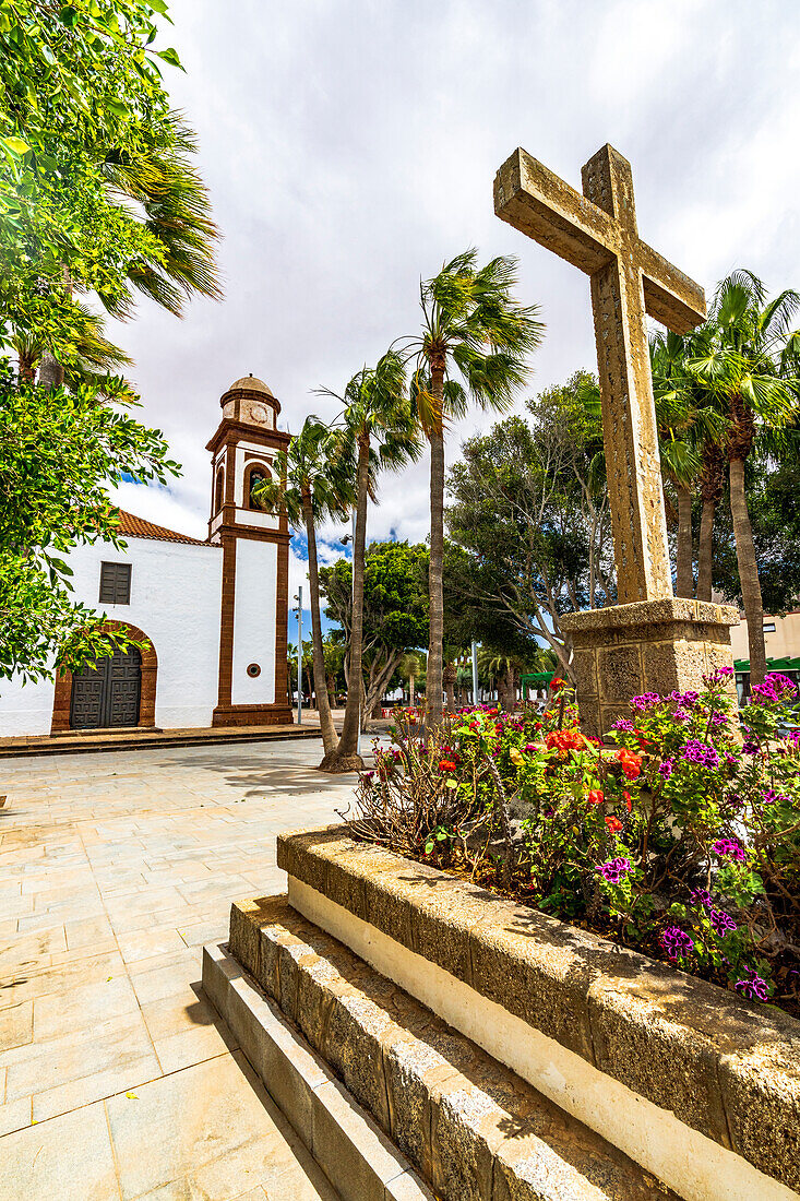 Blumen rund um den Glockenturm und die Kirche in der Altstadt von Antigua, Fuerteventura, Kanarische Inseln, Spanien