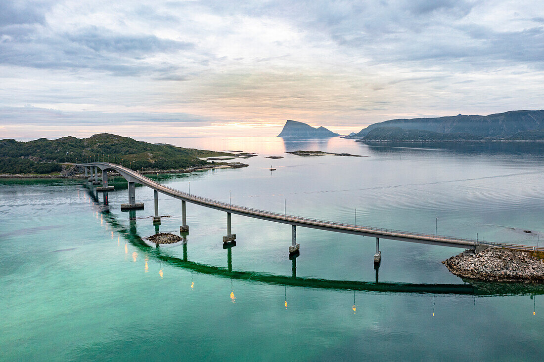 Wolken über der majestätischen Brücke im arktischen Meer, Sommaroy, Provinz Troms, Nordnorwegen