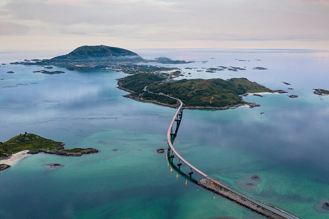 Kurvenreicher Verlauf der Sommaroy-Brücke über das ruhige Meer, Luftaufnahme, Sommaroy, Provinz Troms, Nordnorwegen