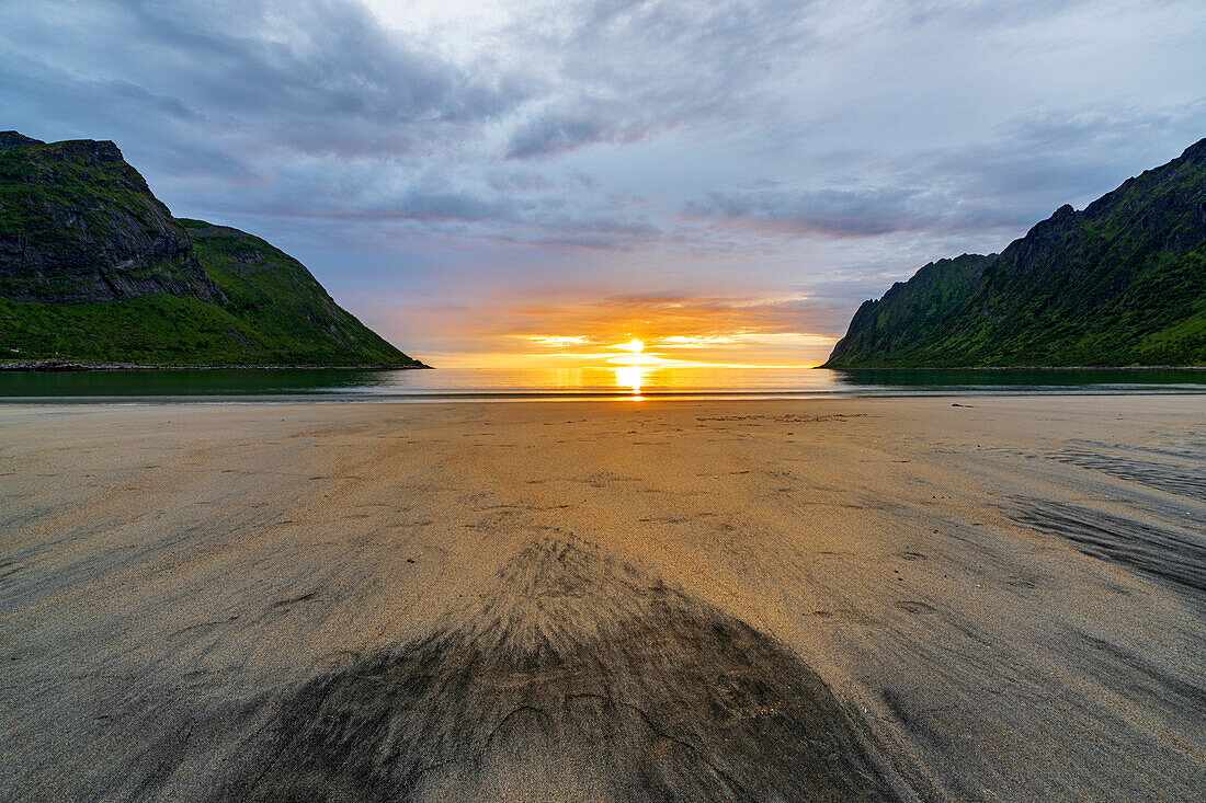 Ersfjord-Strand bei Sonnenuntergang im Sommer, Senja, Provinz Troms, Norwegen