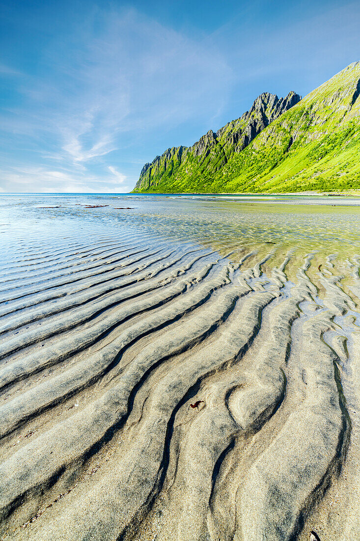 Vom Wind geformter Sand am großen Ersfjordstrand während der Ebbe, Senja, Provinz Troms, Norwegen