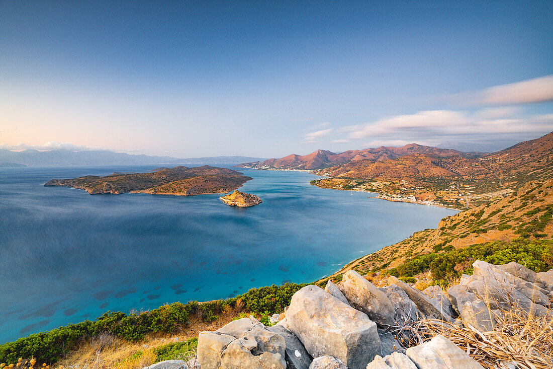 Sonnenaufgang über der Insel Spinalonga und der Küstenstadt Plaka in der Mirabello-Bucht von den Bergen aus gesehen, Kreta, Griechenland