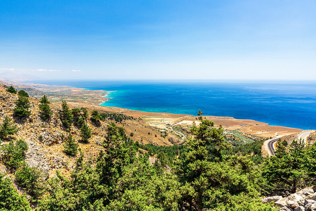 Blick von oben auf die Straße, die vom Meer zur Imbros-Schlucht in den Bergen führt, Hora Sfakion, Kreta, Griechenland