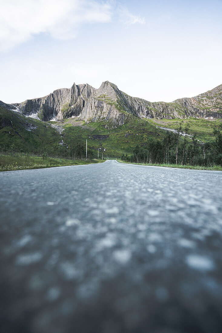Asphaltstraße in Richtung Berge in Senja, Provinz Troms, Norwegen