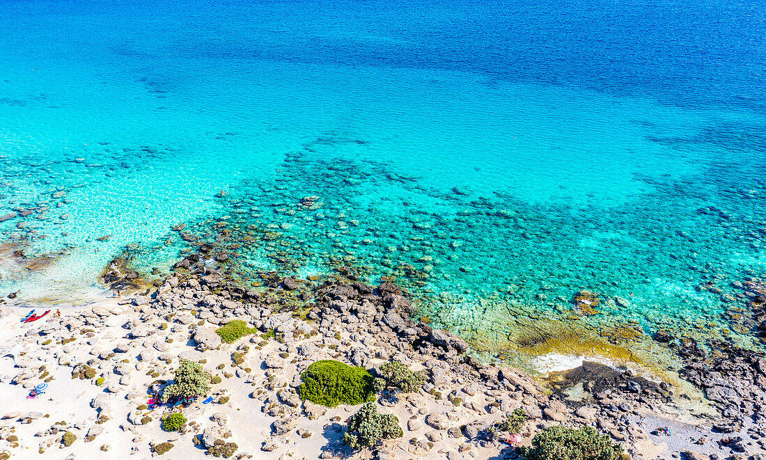 Kristallklares Meer umspült den weißen Sand des Strandes von Kedrodasos, unweit der berühmten Lagune von Elafonisi, südwestlich von Chania, Kreta, Griechenland