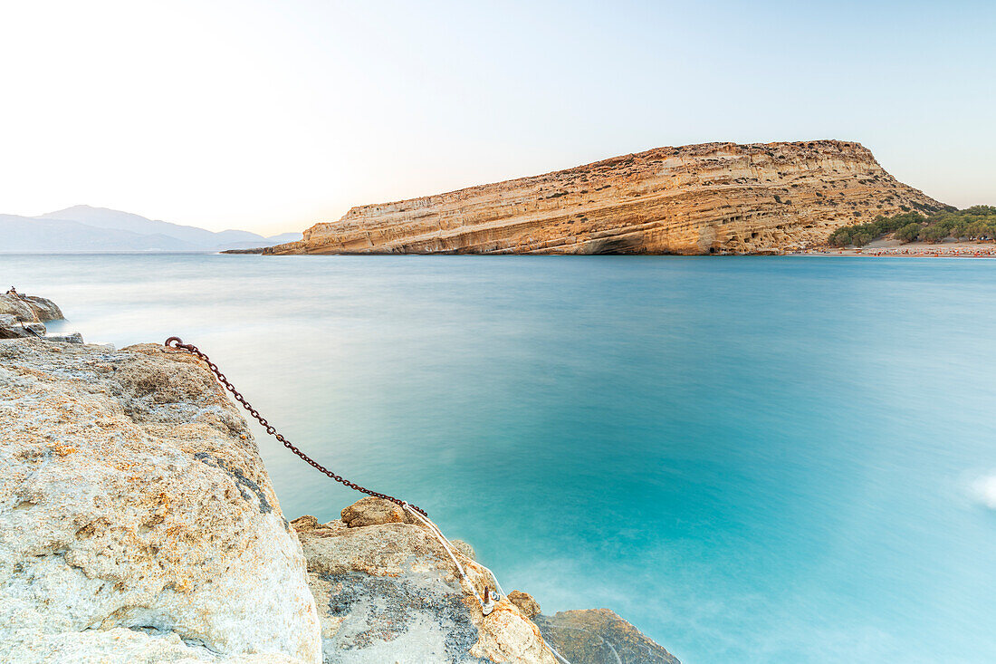 Abenddämmerung über dem blauen Meer und den in die Klippen gehauenen Höhlen, ein Hippie-Ziel in den 1960er Jahren, Matala, Kreta, Griechenland