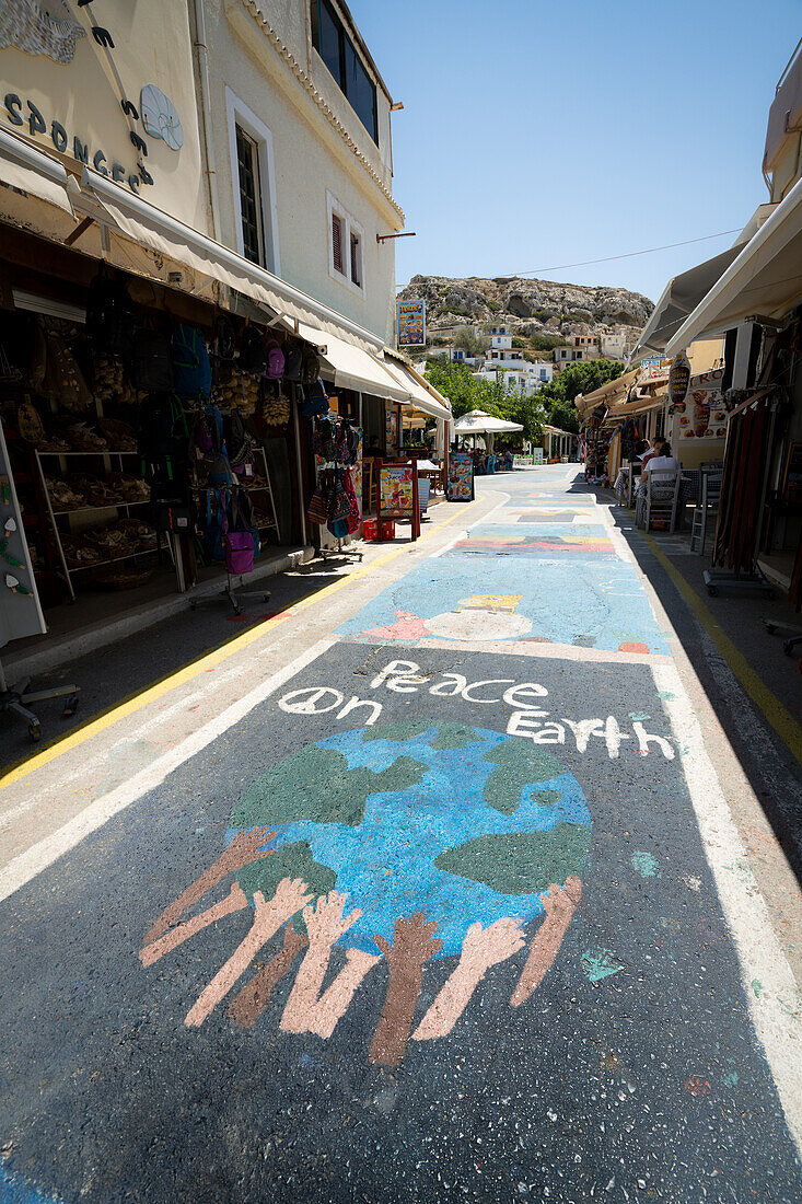 Straßenmalereien auf dem Fußboden des Touristenortes Matala, Kreta, Griechenland