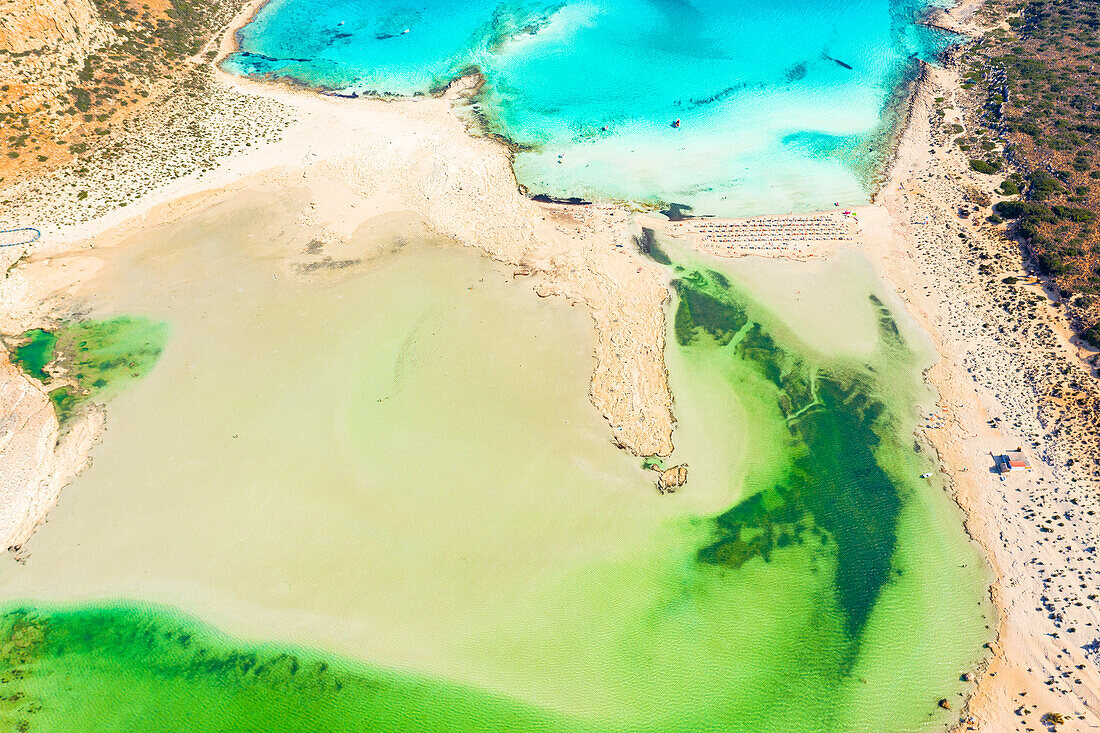 Luftaufnahme des flachen smaragdgrünen Wassers der Lagune von Balos und des kristallklaren Meeres, Insel Kreta, Griechenland