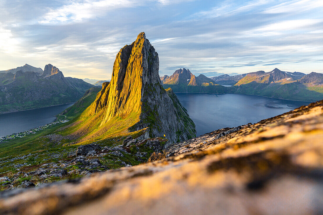 Der Berg Segla und die Fjorde im Licht des Sonnenaufgangs, Insel Senja, Provinz Troms, Norwegen