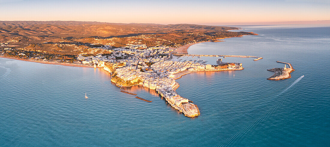 Luftaufnahme der Altstadt und des Leuchtturms von Vieste in der Morgendämmerung, Provinz Foggia, Nationalpark Gargano, Apulien, Italien