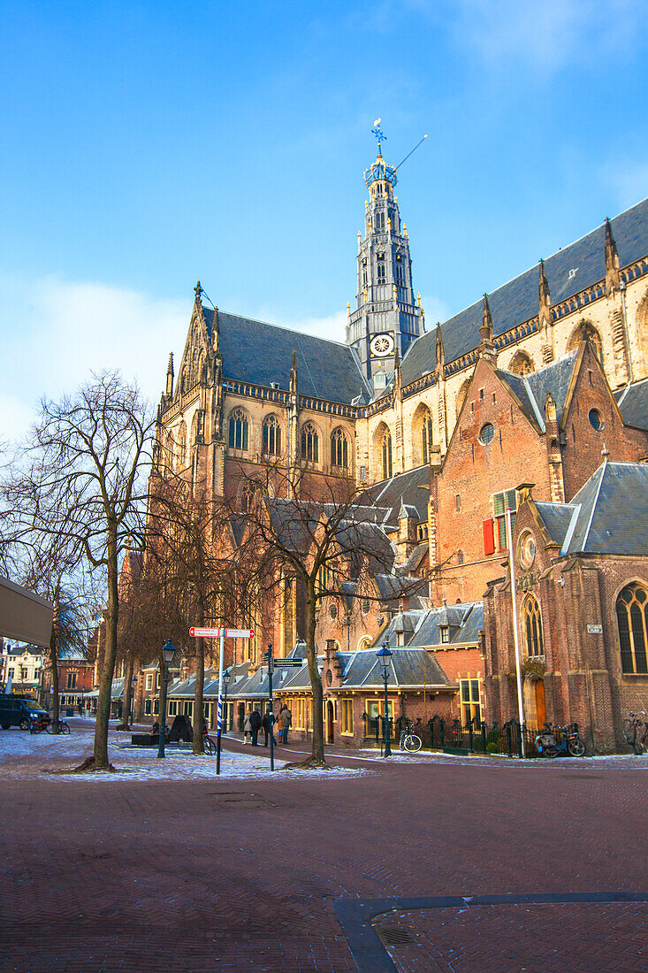 St. Bavokerk Kirche auf dem zentralen Marktplatz (Grote Markt) von Haarlem, Amsterdam, Nordholland, Niederlande