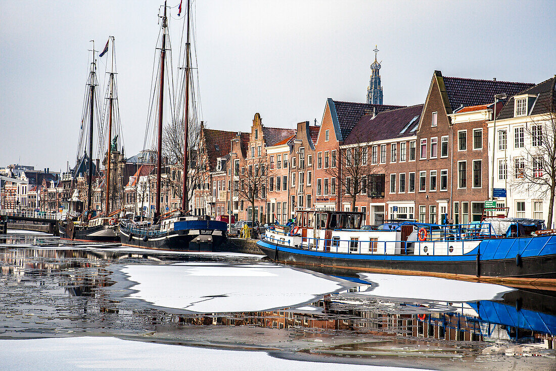 Traditionelle Häuser und Boote entlang des Spaarne-Kanals in der Haarlemer Altstadt, Amsterdam, Nordholland, Niederlande