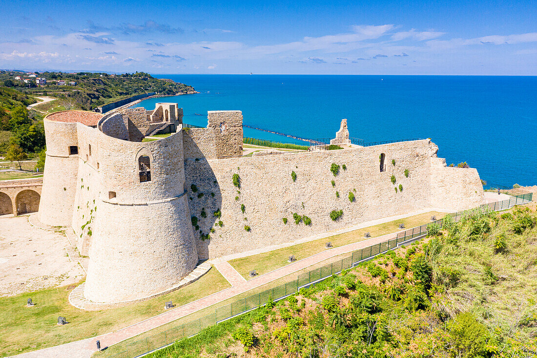 Wehrturm und Festungsmauern des Castello Aragonese, Luftaufnahme, Ortona, Provinz Chieti, Abruzzen, Italien