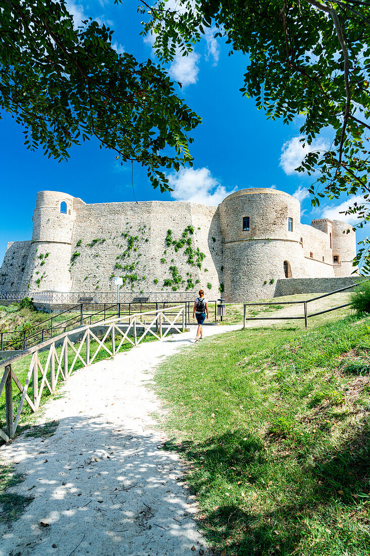 Frau bewundert die Festungsmauern des Castello Aragonese, Ortona, Provinz Chieti, Abruzzen, Italien