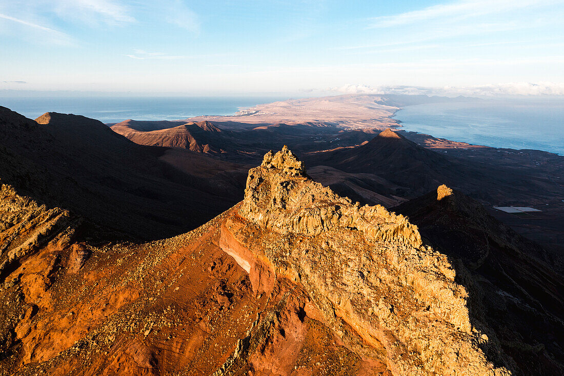 Überblick über felsige Bergwände in Richtung La Pared und Costa Calma am Atlantik, Fuerteventura, Kanarische Inseln, Spanien