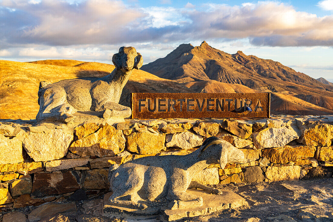 Das astronomische Observatorium von Sicasumbre bei Sonnenuntergang, Fuerteventura, Kanarische Inseln, Spanien