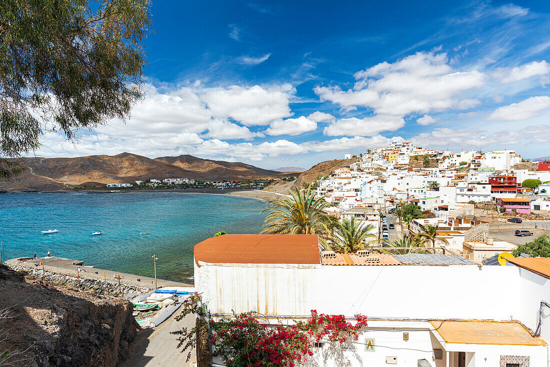 Weiß getünchte Häuser in der Küstenstadt Las Playitas, Fuerteventura, Kanarische Inseln, Spanien