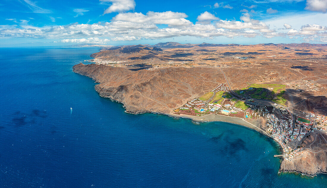 Luftaufnahme des blauen Atlantiks, der das Küstendorf Las Playitas umgibt, Fuerteventura, Kanarische Inseln, Spanien