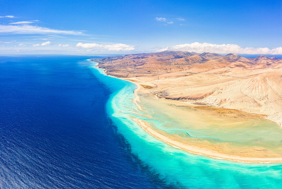 Luftaufnahme des Sandstrandes von Costa Calma zwischen Wüste und Meer, Naturpark Jandia, Fuerteventura, Kanarische Inseln, Spanien