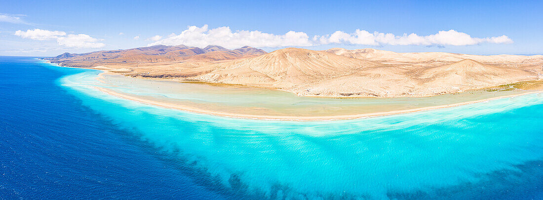 Luftaufnahme des türkisfarbenen Meeres, das den Sandstrand von Costa Calma einrahmt, Naturpark Jandia, Fuerteventura, Kanarische Inseln, Spanien
