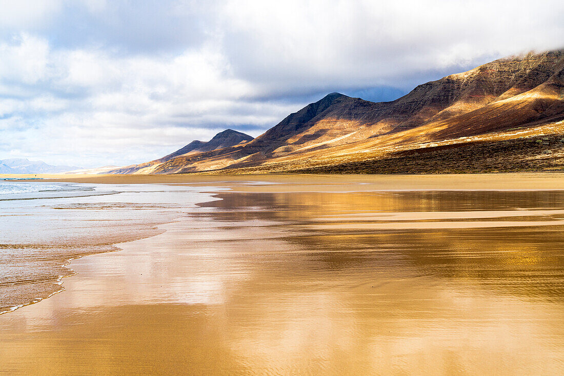 Goldener Sand am Strand von Cofete, umgeben von Bergen, Naturpark Jandia, Fuerteventura, Kanarische Inseln, Spanien