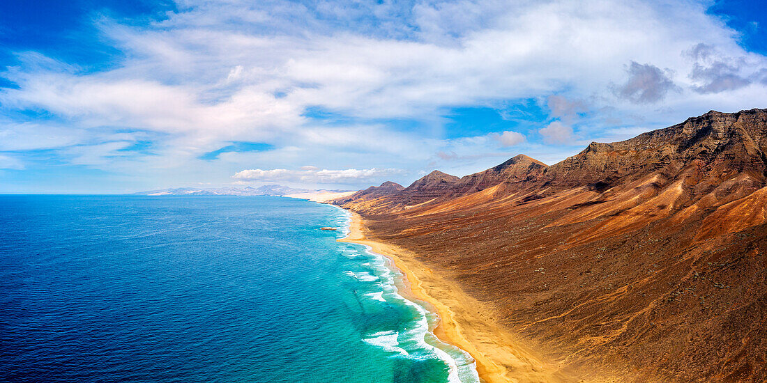 Luftaufnahme des Strandes Cofete und der Berge am Meer, Naturpark Jandia, Fuerteventura, Kanarische Inseln, Spanien