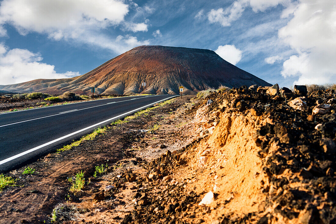 Montana Roja roter Vulkanberg an der Straße nach Corralejo, Fuerteventura, Kanarische Inseln, Spanien