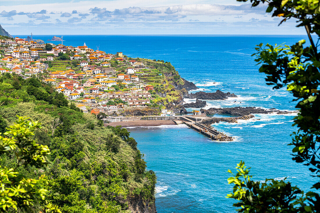 Blick auf die Küstenstadt Seixal von den grünen Hügeln aus, Gemeinde Porto Moniz, Insel Madeira, Portugal