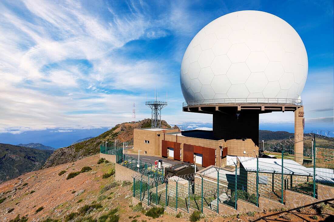 Kuppel der Wetterradarstation auf dem Berggipfel Pico do Arieiro, Insel Madeira, Portugal