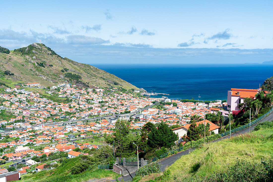 Das Küstenstädtchen Machico liegt in einer Bucht, umgeben von grünen Hügeln, Insel Madeira, Portugal