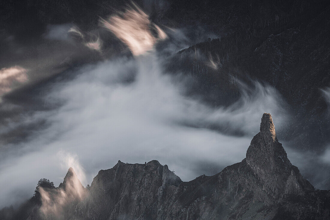 Malerische Wolken über dem Pico Ruivo, dem höchsten Berg der Insel Madeira, Portugal