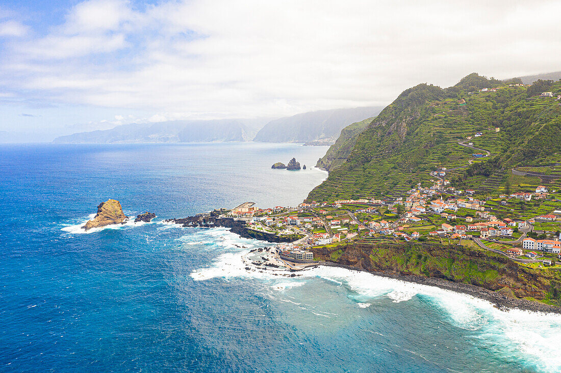 Luftaufnahme der Stadt am Meer und der natürlichen Pools von Porto Moniz, Insel Madeira, Portugal