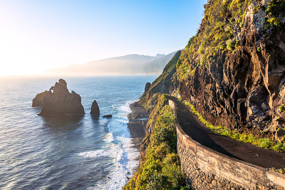 Alte Küstenstraße mit Ilheus da Rib und Ribeira da Janela Meeresfelsen im Hintergrund, Porto Moniz, Madeira, Portugal