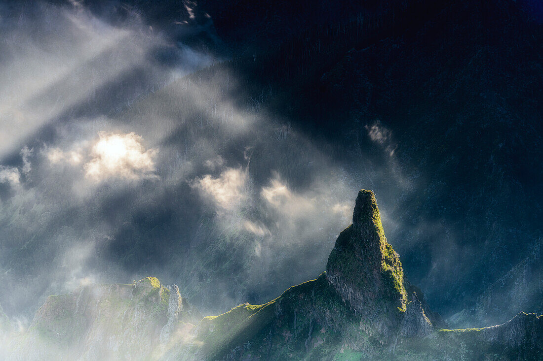 Sonnenstrahlen durch Wolken am Himmel über dem Pico Ruivo, dem höchsten Berg von Madeira, Portugal
