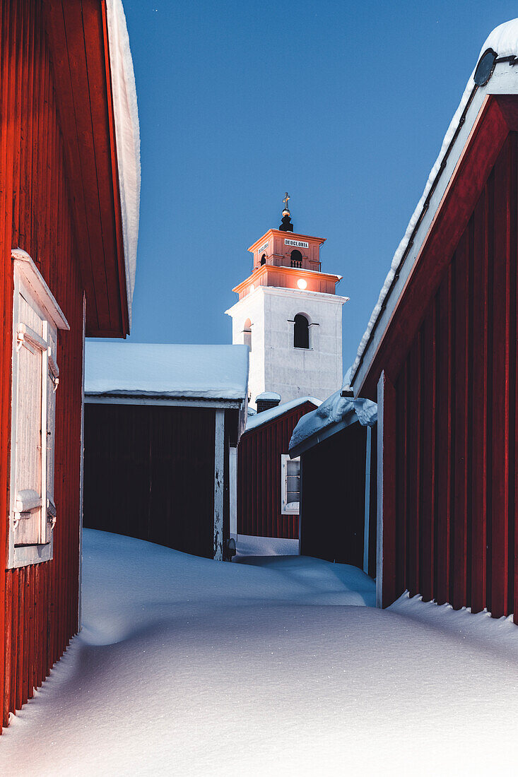 Holzhütten in der Kirchenstadt Gammelstad im Winter, UNESCO-Weltkulturerbe, Lulea, Schweden