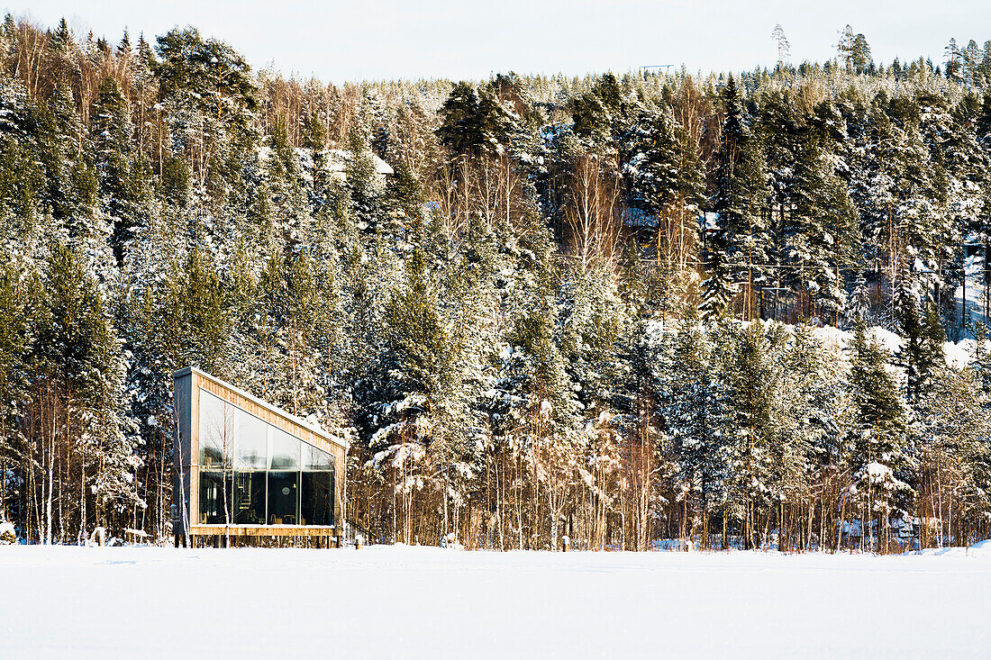 Isolierte Holzhütten-Luxussuite inmitten von verschneiter Vegetation im Winter, Arctic Bath Hotel, Harads, Lappland, Schweden