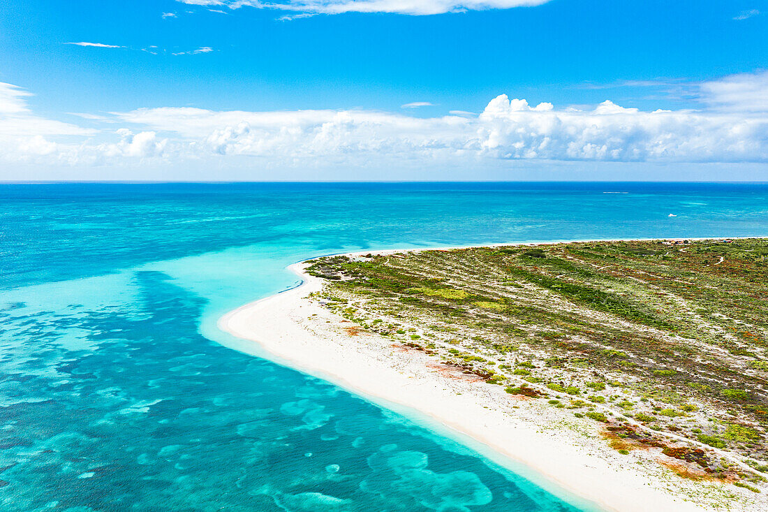 Luftaufnahme des feinen Sandes des idyllischen 11 Mile Beach, umspült vom karibischen Meer, Barbuda, Antigua & Barbuda, Westindische Inseln