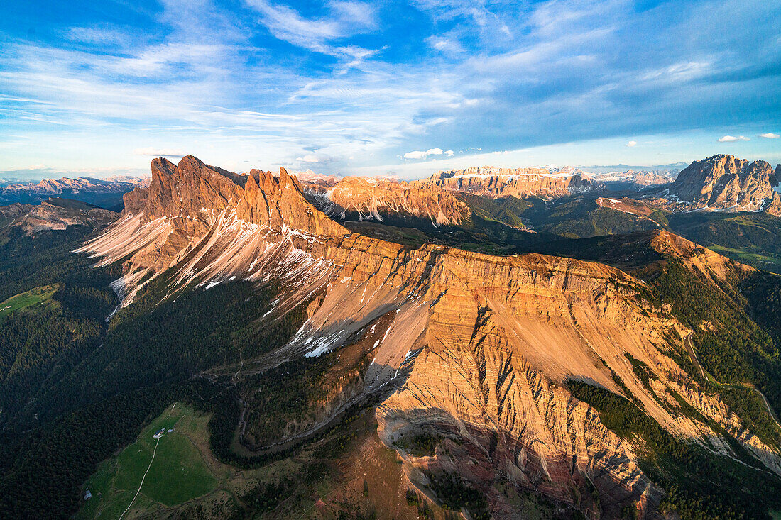 Luftaufnahme der Geislergruppe, Seceda, Sella und Langkofel bei Sonnenuntergang, Dolomiten, Südtirol, Italien