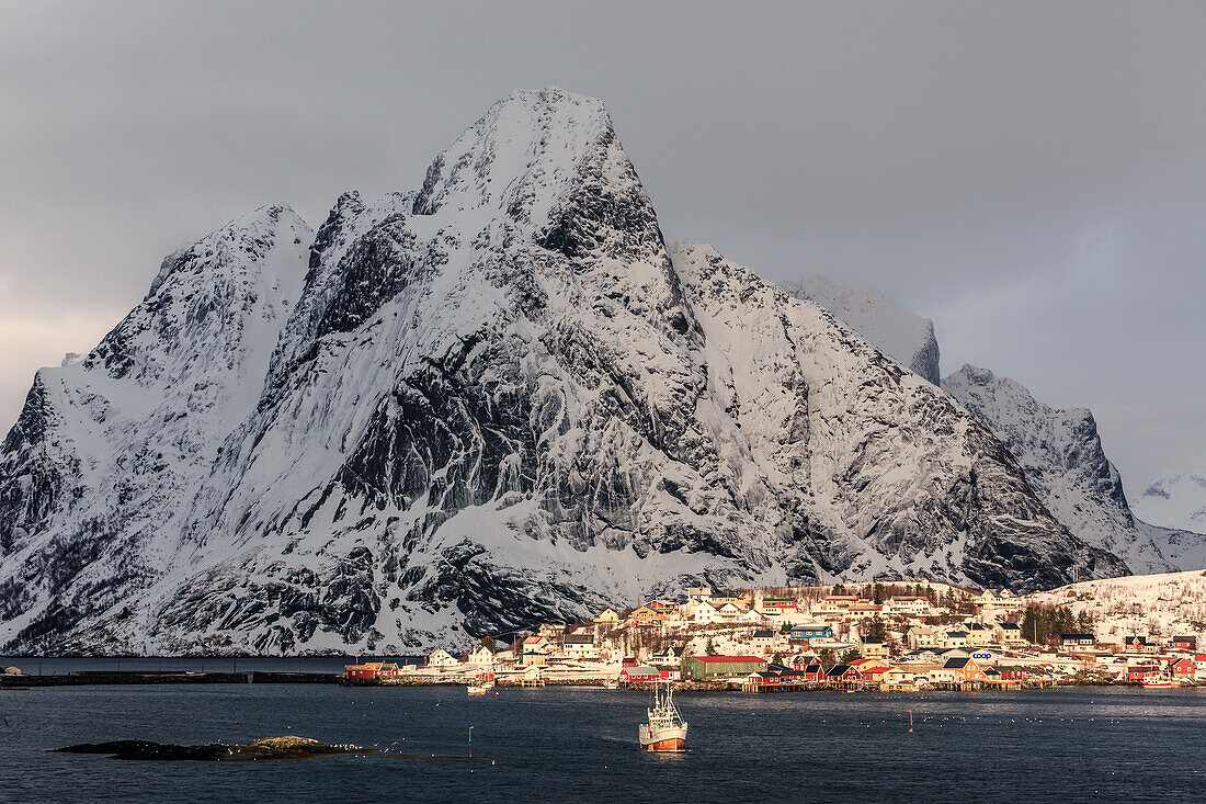 Reine Dorf Sonnenuntergang, Moskenes, Nordland, Lofoten, Norwegen