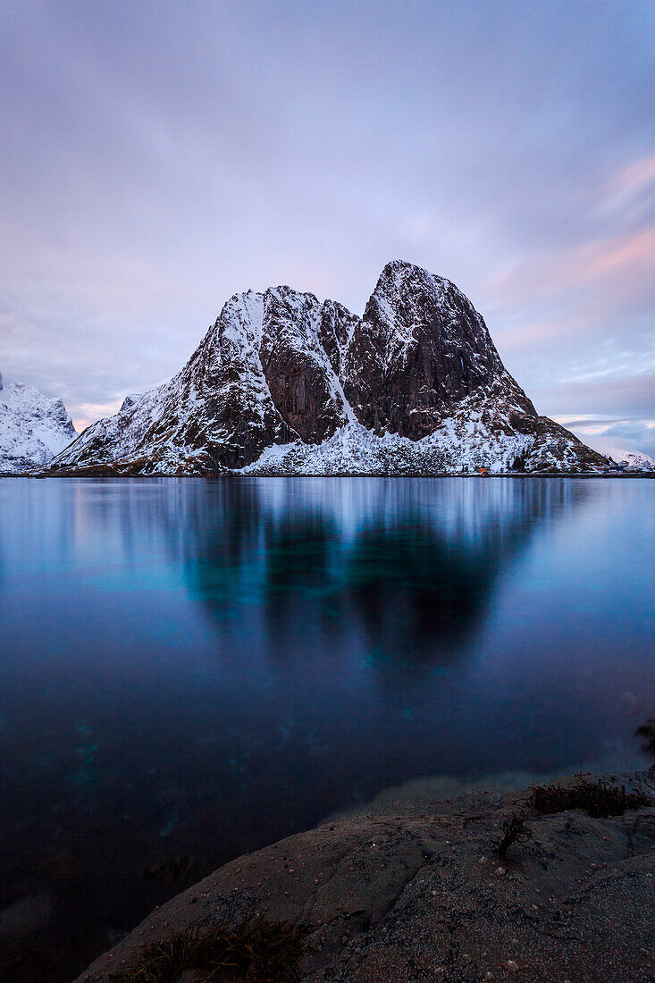 Spiegelung in den Bergen, Moskenes, Nordland, Lofoten-Inseln, Norwegen