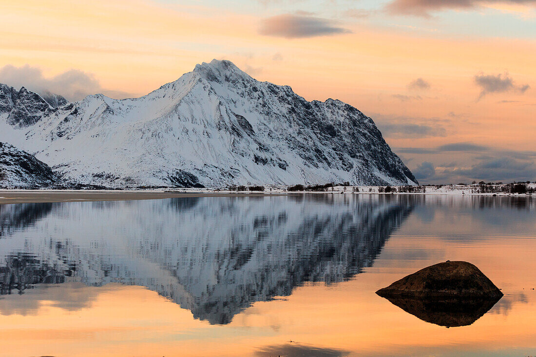 Spiegelung im Berg bei Sonnenuntergang, Moskenes, Nordland, Lofoten, Norwegen