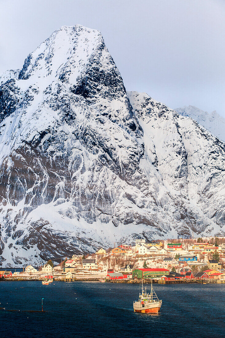 Sonnenuntergang im Dorf Reine, Moskenes, Nordland, Lofoten-Inseln, Norwegen