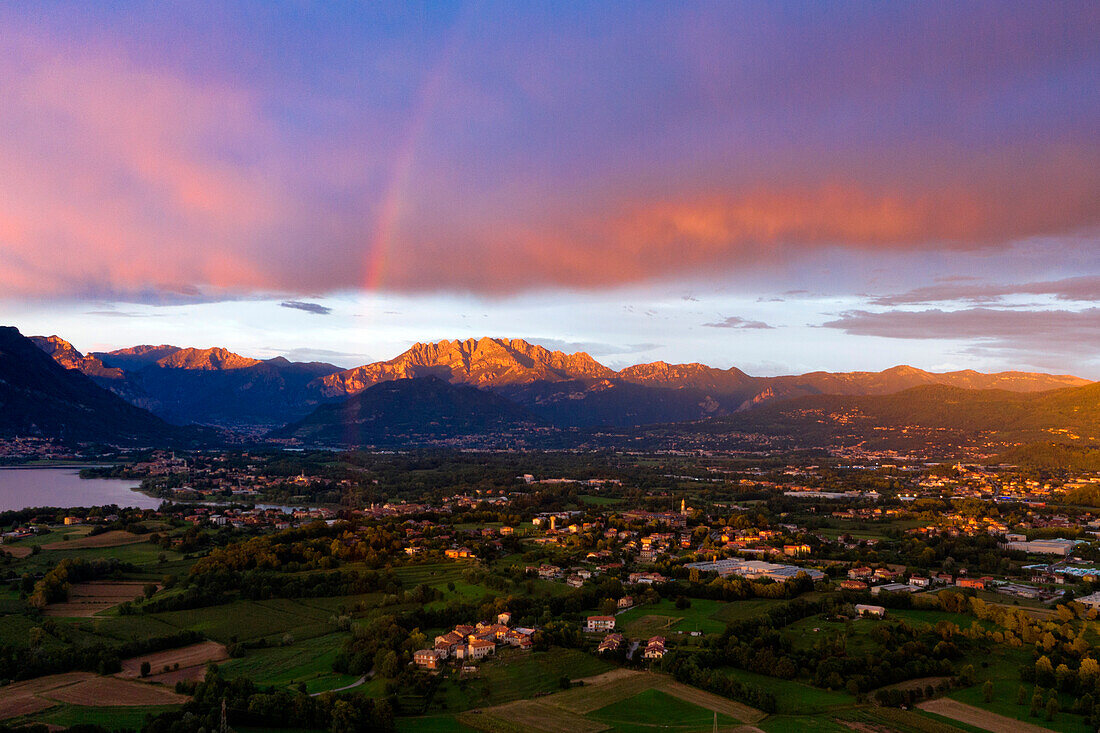 Regenbogen über dem Monte Resegone bei Sonnenuntergang, Provinz Lecco, Lombardei, Italien, Westeuropa
