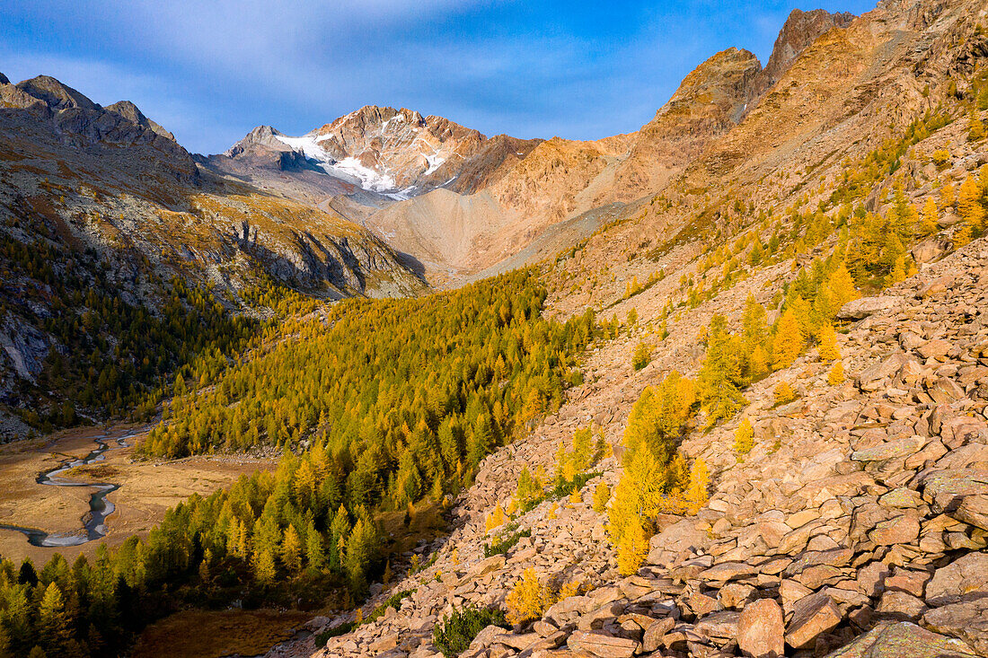 Herbst in Predarossa vor dem Monte Disgrazia, Valtellina, Provinz Sondrio, Lombardei, Italien, Westeuropa
