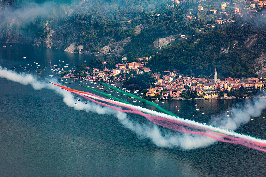 Frecce Tricolori des Akrobatikteams der italienischen Luftwaffe über dem Comer See in Varenna, Provinz Como, Lombardei, Italien, Westeuropa